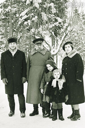 Буденный с зятем Михаилом Державиным, женой и внуками на даче, 1966 г. Буденный с зятем Михаилом Державиным, женой и внуками на даче, 1966 г.