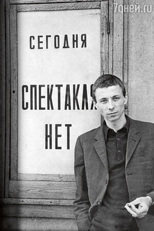«Олег слишком любил свой дом, мир в своем доме, Лизу. И с болезнью своей он бы справился. Но, увы, он был жестоко выхвачен из жизни, сбит с ног... Неужели он знал, что ему суждено так рано уйти?» «Олег слишком любил свой дом, мир в своем доме, Лизу. И с болезнью своей он бы справился. Но, увы, он был жестоко выхвачен из жизни, сбит с ног... Неужели он знал, что ему суждено так рано уйти?»
