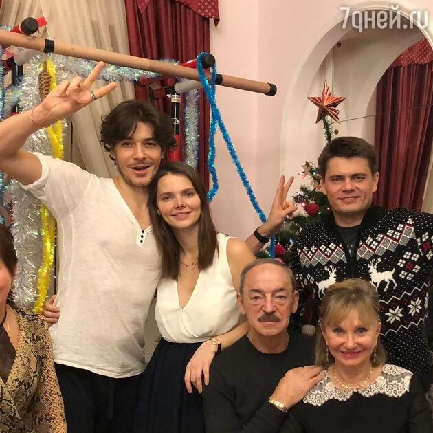 Елизавета Боярская с мужем Максимом Матвеевым, родителями Михаилом Боярским и Ларисой Луппиан, братом Сергеем Елизавета Боярская с мужем Максимом Матвеевым, родителями Михаилом Боярским и Ларисой Луппиан, братом Сергеем