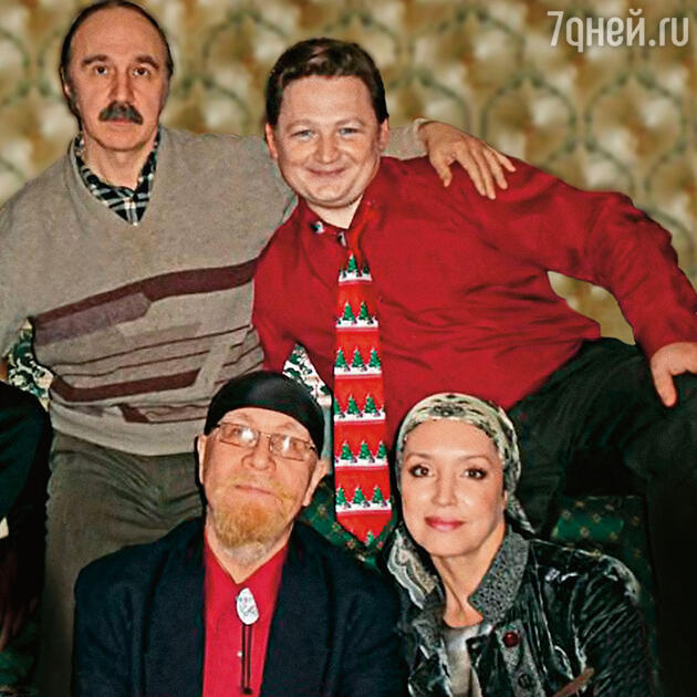 Анна Самохина с художником Юрием Филипповым (сидит), писателем Константином Мелиханом и Константином Кулешовым Анна Самохина с художником Юрием Филипповым (сидит), писателем Константином Мелиханом и Константином Кулешовым