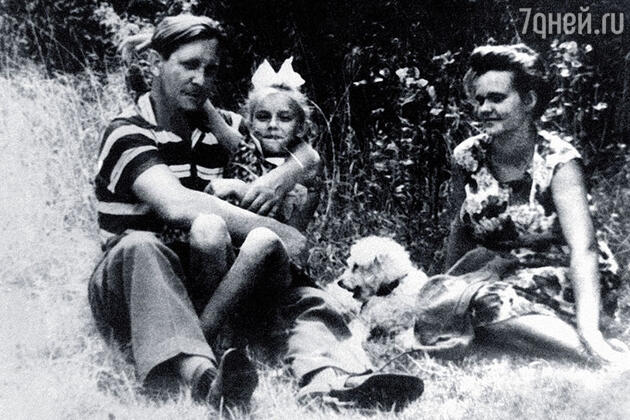 Наталья Трубникова с родителями и собакой Нонкой Наталья Трубникова с родителями и собакой Нонкой