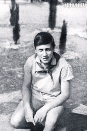 Володя окончил школу в Курске, где его мама была педагогом. (Артек, 1962 г.) Володя окончил школу в Курске, где его мама была педагогом. (Артек, 1962 г.)