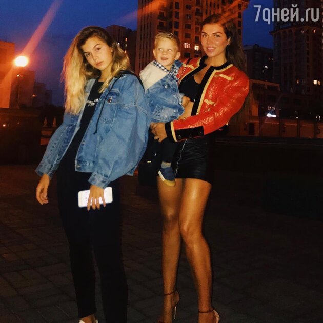 Анна Седокова с дочкой Алиной и сыном Гектором Анна Седокова с дочкой Алиной и сыном Гектором