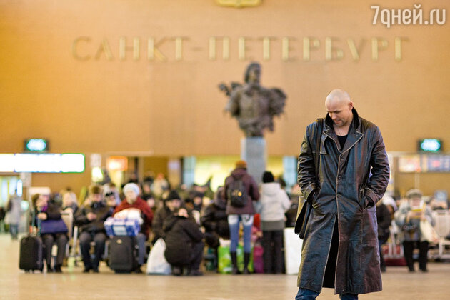 «Вечер. Пора уезжать в Москву. Вокзал. В голове пулеметной очередью проносится: «Невозможно же так расстаться. Мы ведь должны как-то объяснить все друг другу...» «Вечер. Пора уезжать в Москву. Вокзал. В голове пулеметной очередью проносится: «Невозможно же так расстаться. Мы ведь должны как-то объяснить все друг другу...»