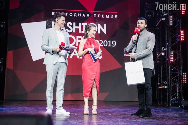 Премию вручают Эмину за фестиваль «Жара» Премию вручают Эмину за фестиваль «Жара»