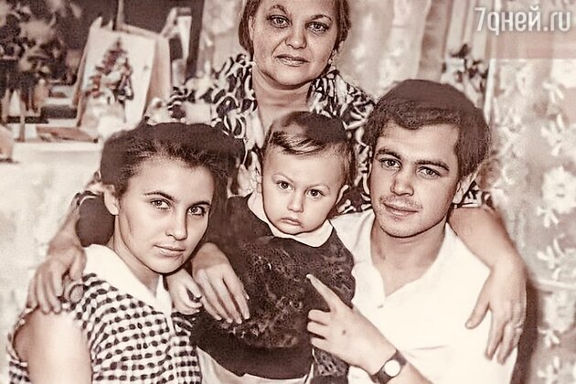 Игорь Николаев с родителями и бабушкой - фото Игорь Николаев с родителями и бабушкой - фото