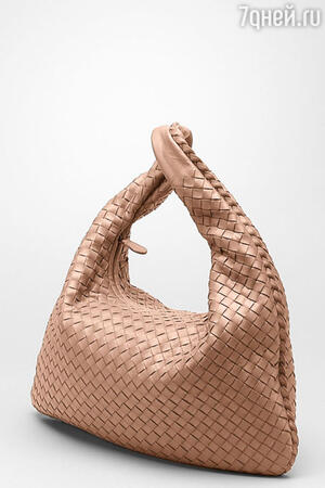 Форма актуальна обьемная, как у «Bottega Veneta», цветовая гамма — шоколадная от молочного до черного Форма актуальна обьемная, как у «Bottega Veneta», цветовая гамма — шоколадная от молочного до черного