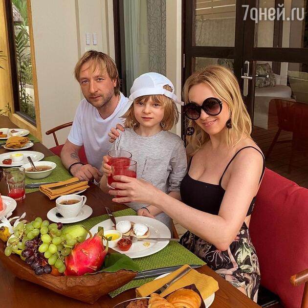Яна Рудковская с мужем и сыном Сашей Яна Рудковская с мужем и сыном Сашей