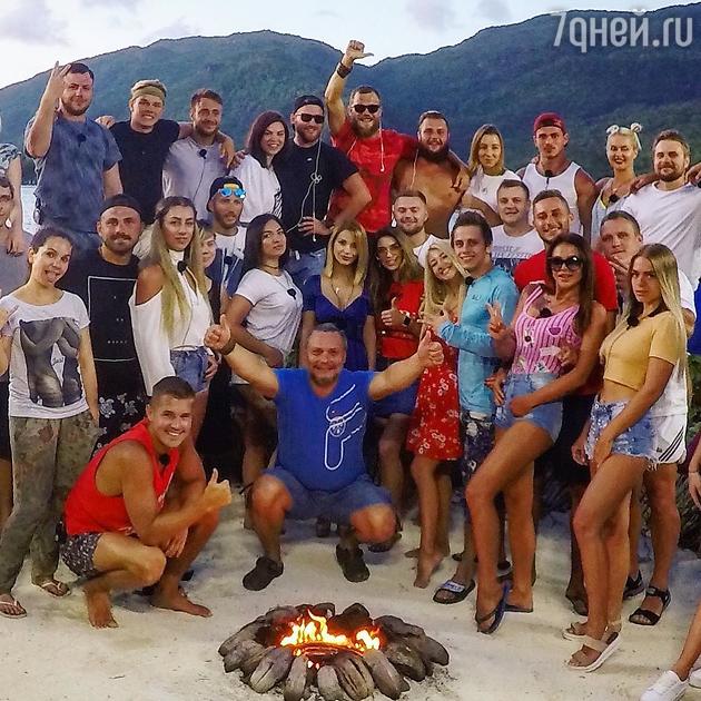 Ольга Орлова с участниками «Острова любви» Ольга Орлова с участниками «Острова любви»