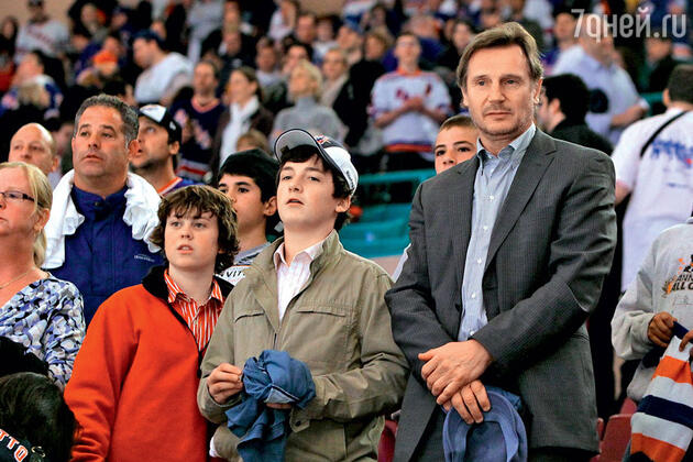 С сыновьями Дэниелом и Майклом. Апрель 2010 г. С сыновьями Дэниелом и Майклом. Апрель 2010 г.