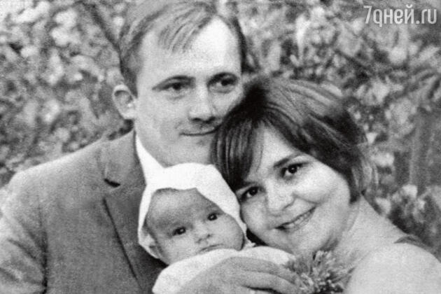 В мае родилась Сашенька. Наши поездки от одних родителей к другим
теперь дополнились перевозом коляски, ванночки и Сашки. Витя относился
к дочке невероятно трепетно В мае родилась Сашенька. Наши поездки от одних родителей к другим
теперь дополнились перевозом коляски, ванночки и Сашки. Витя относился
к дочке невероятно трепетно