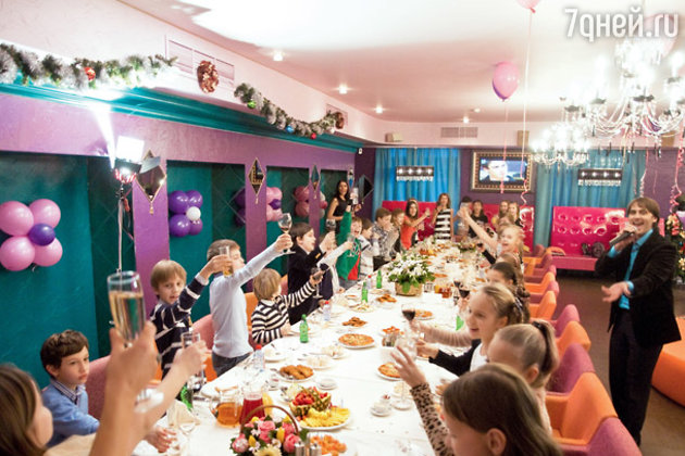За здоровье именинницы! За здоровье именинницы!