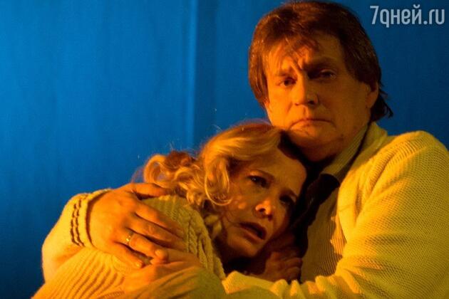 Юлия Высоцкая и Александр Домогаров в спектакле "Сцены из супружеской жизни" Юлия Высоцкая и Александр Домогаров в спектакле "Сцены из супружеской жизни"