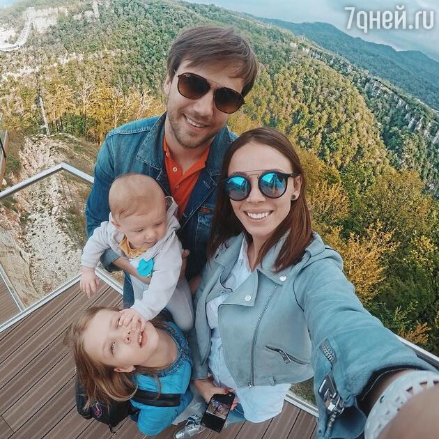 Иван Жидков с Лилией и детьми: Степаном и Машей Иван Жидков с Лилией и детьми: Степаном и Машей