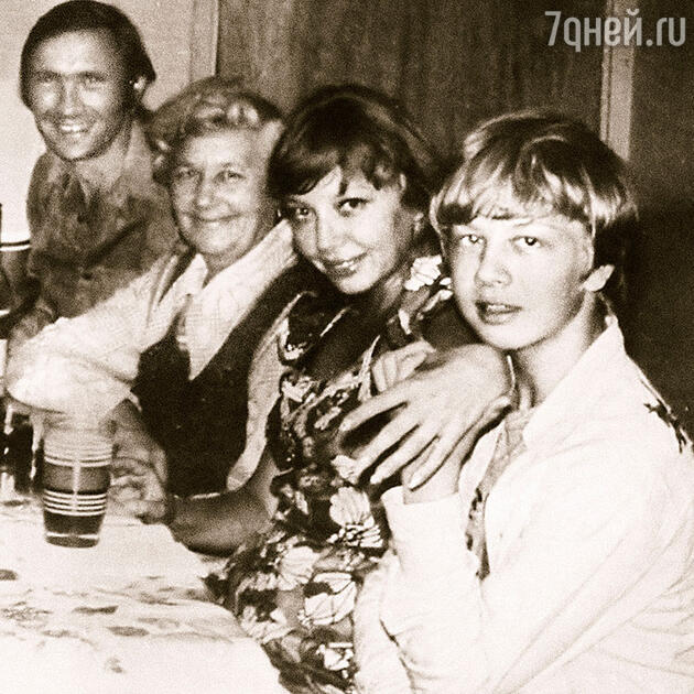 Мира Кольцова с мужем, сыном Филиппом и мамой Анной Николаевной Мира Кольцова с мужем, сыном Филиппом и мамой Анной Николаевной