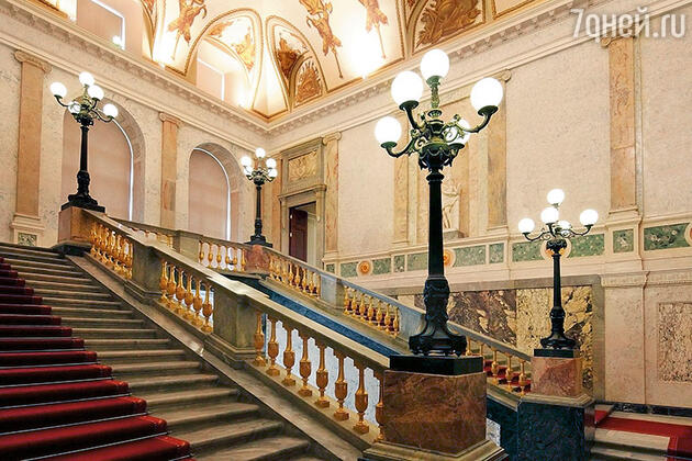 Сколько именитых гостей, приходивших на собрания Татариновой, поднимались по лестницам Михайловского замка... Сколько именитых гостей, приходивших на собрания Татариновой, поднимались по лестницам Михайловского замка...