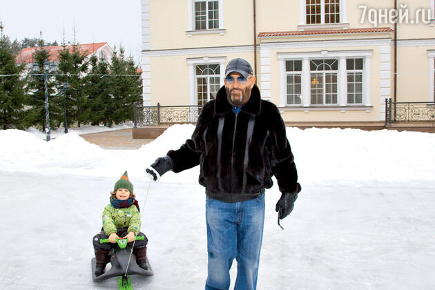 «Эти новогодние каникулы провожу великолепно: в новогоднюю ночь выступал на горнолыжном курорте в Альпах, а теперь вот праздную с внуками» «Эти новогодние каникулы провожу великолепно: в новогоднюю ночь выступал на горнолыжном курорте в Альпах, а теперь вот праздную с внуками»