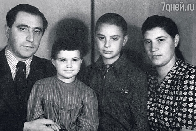 Вениамин с отцом Борисом Моисеевичем, мамой Марией Львовной и сестрой Галей. 1950 г. Вениамин с отцом Борисом Моисеевичем, мамой Марией Львовной и сестрой Галей. 1950 г.