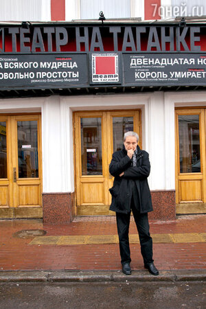 «Запинаясь, я пролепетал, что умоляю позволить мне посещать занятия хотя бы вольнослушателем. Но Этуш был неумолим: «Нет, в математики…» «Запинаясь, я пролепетал, что умоляю позволить мне посещать занятия хотя бы вольнослушателем. Но Этуш был неумолим: «Нет, в математики…»
