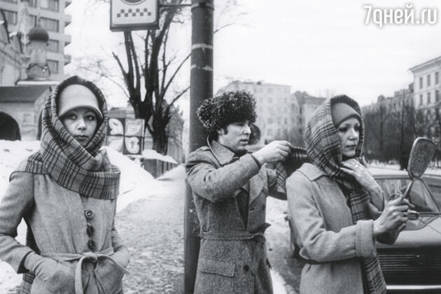 «Наши модели были не соплюшками, а женщинами зрелыми, лет по 30-35». Зайцев с манекенщицами во время уличных съемок «Наши модели были не соплюшками, а женщинами зрелыми, лет по 30-35». Зайцев с манекенщицами во время уличных съемок