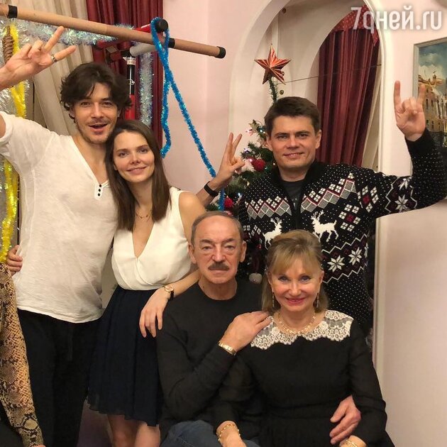 Елизавета Боярская с мужем Максимом Матвеевым, родителями Михаилом Боярским и Ларисой Луппиан, братом Сергеем Елизавета Боярская с мужем Максимом Матвеевым, родителями Михаилом Боярским и Ларисой Луппиан, братом Сергеем