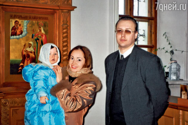 «У Бори появилась по-настоящему любимая и близкая женщина. Они не расписаны, но сын считает Наташу женой. Сейчас она ждет его из тюрьмы…» «У Бори появилась по-настоящему любимая и близкая женщина. Они не расписаны, но сын считает Наташу женой. Сейчас она ждет его из тюрьмы…»