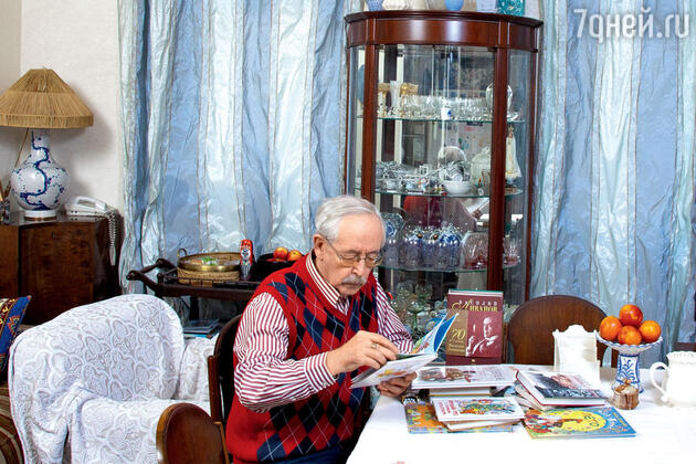 «В том, что в жизни сына возникла эта самая Катя, в конце концов разрушившая его жизнь, тоже проявление его поэтической натуры. Боре показалось, что именно мир этой женщины с чертами деградации на лице — реальный мир!» «В том, что в жизни сына возникла эта самая Катя, в конце концов разрушившая его жизнь, тоже проявление его поэтической натуры. Боре показалось, что именно мир этой женщины с чертами деградации на лице — реальный мир!»