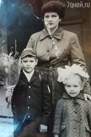 Сергей Губанов в детстве с мамой Риммой и сестрой Таней Сергей Губанов в детстве с мамой Риммой и сестрой Таней
