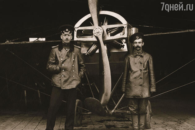 Петр Нестеров и его механик после перелета Киев—Гатчина, 1914 год Петр Нестеров и его механик после перелета Киев—Гатчина, 1914 год