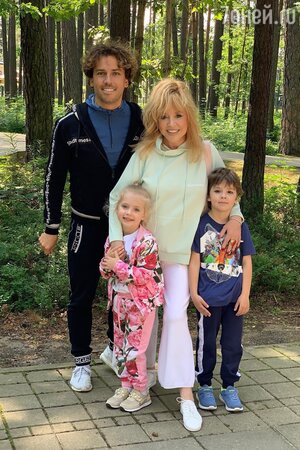 Максим Галкин и Алла Пугачева с детьми Лизой и Гарри Максим Галкин и Алла Пугачева с детьми Лизой и Гарри