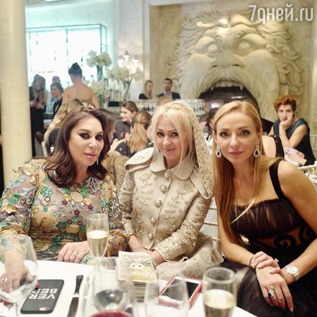 Алла Вербер, Яна Рудковская и Татьяна Навка на торжественном ужине после бала Алла Вербер, Яна Рудковская и Татьяна Навка на торжественном ужине после бала