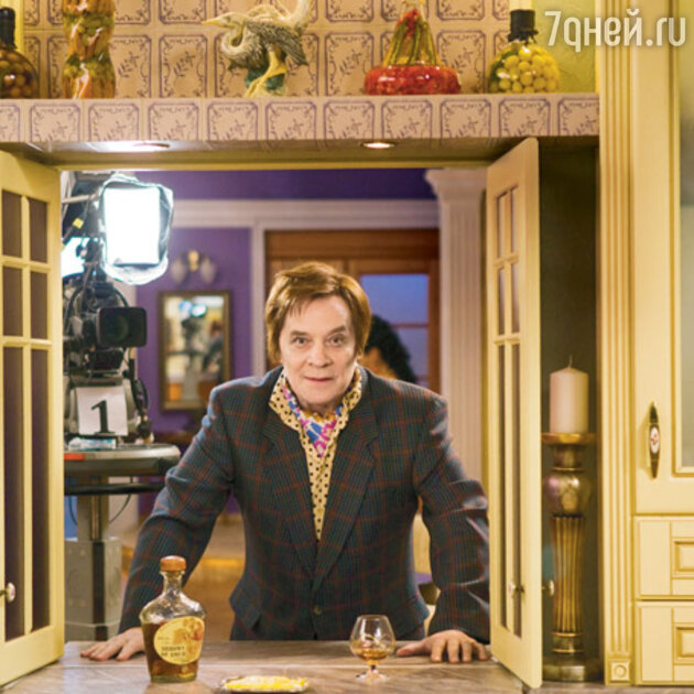 Владимир Владимирович Прутковский (Александр Филиппенко) — заправский бездельник и выпивоха Владимир Владимирович Прутковский (Александр Филиппенко) — заправский бездельник и выпивоха