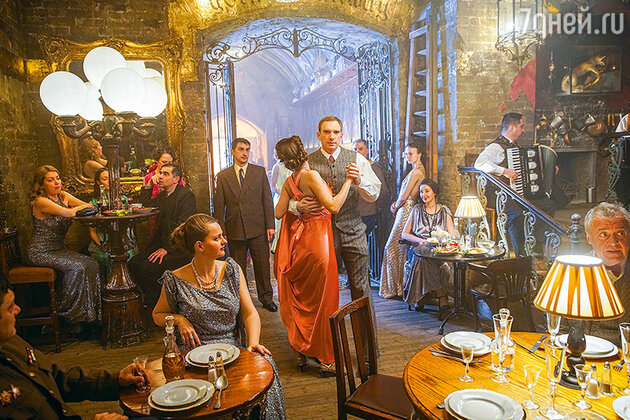 Андрей Бурковский (в центре) Андрей Бурковский (в центре)