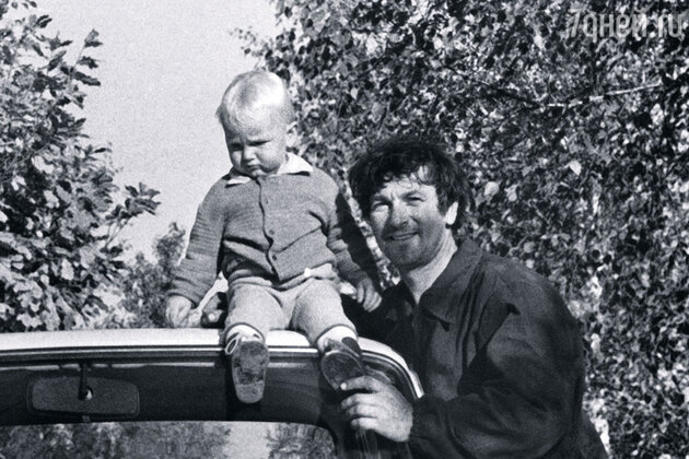 О ребенке мечтали много лет, но родить мама смогла только в тридцать девять. В долгожданном сыне Бореньке они с папой души не чаяли. Папа с Борей О ребенке мечтали много лет, но родить мама смогла только в тридцать девять. В долгожданном сыне Бореньке они с папой души не чаяли. Папа с Борей