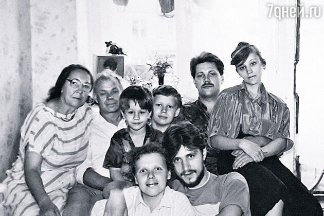 Мама, папа, мой племянник Руслан, приемный сын Максим, брат Евгений с женой Светланой. Внизу — мы с Наташей Мама, папа, мой племянник Руслан, приемный сын Максим, брат Евгений с женой Светланой. Внизу — мы с Наташей