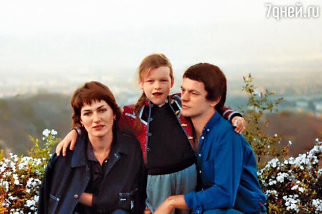 Галина Логинова с мужем Боги и дочкой Миллой в США. 1981 г. Фото из семейного альбома Галины Логиновой Галина Логинова с мужем Боги и дочкой Миллой в США. 1981 г. Фото из семейного альбома Галины Логиновой