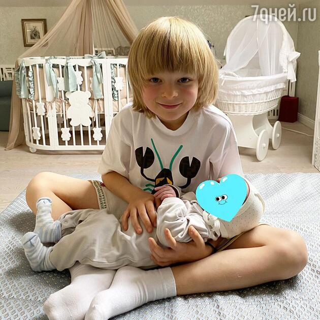 Саша Плющенко нянчится с младшим братом Саша Плющенко нянчится с младшим братом