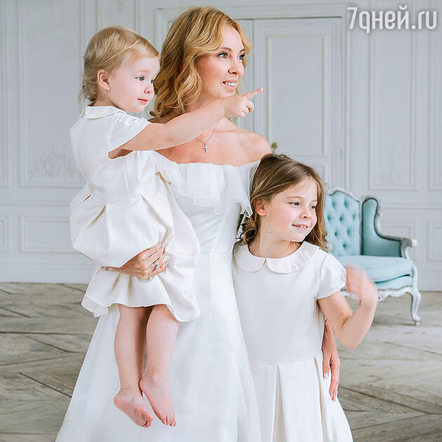 Татьяна Тотьмянина с дочками Лизой и Мишель Татьяна Тотьмянина с дочками Лизой и Мишель