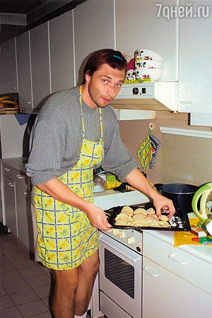 За границей мы скучали по русской еде, и Сережа взялся приготовить пельмени. Специально звонил своей маме в Москву, узнавал рецепт За границей мы скучали по русской еде, и Сережа взялся приготовить пельмени. Специально звонил своей маме в Москву, узнавал рецепт