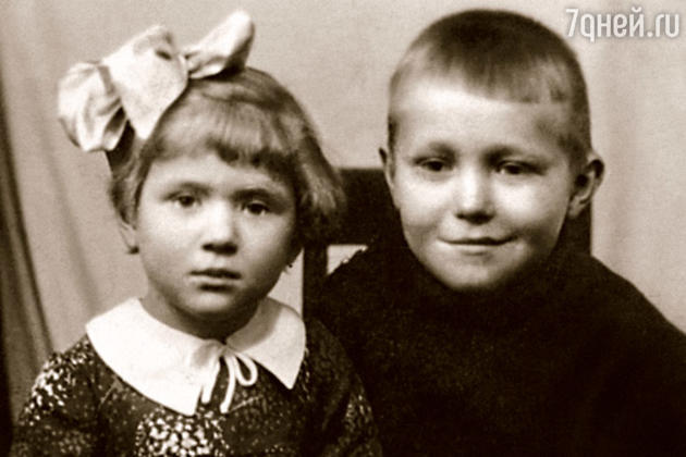 С братом Витей мы виделись редко, его воспитывала папина мама С братом Витей мы виделись редко, его воспитывала папина мама