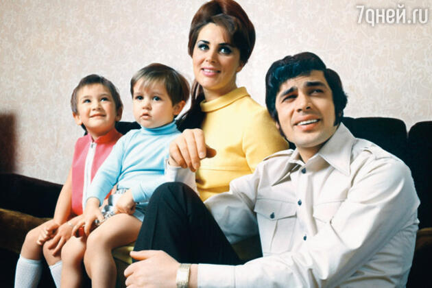 С женой Патрицией, сыном Брэдли и дочерью Луизой. 1968 г. С женой Патрицией, сыном Брэдли и дочерью Луизой. 1968 г.