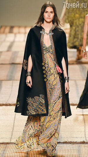 Эффектный кейп от Etro Эффектный кейп от Etro