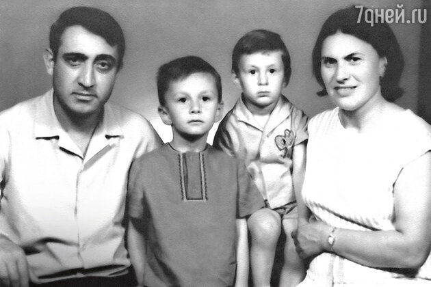 Семья Меладзе: Шота Константинович и Нелли Акакиевна с сыновьями — Костей и Валерием. Батуми, 60-е годы Семья Меладзе: Шота Константинович и Нелли Акакиевна с сыновьями — Костей и Валерием. Батуми, 60-е годы