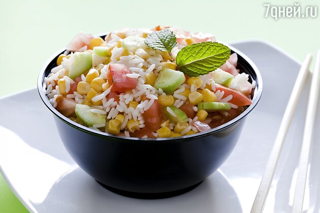 Рисовый салат с огурцами и сладкой кукурузой Рисовый салат с огурцами и сладкой кукурузой