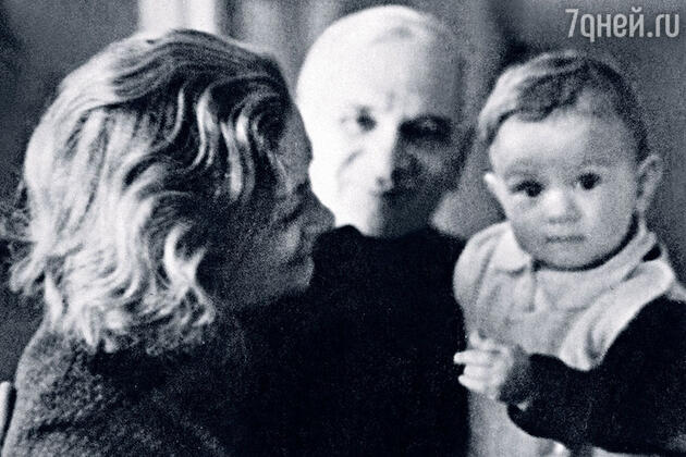 Нина Яковлевна и Евгений Габрилович с Машей Нина Яковлевна и Евгений Габрилович с Машей