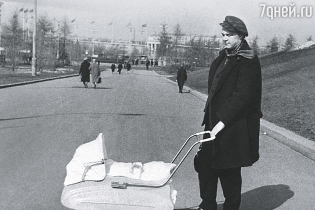 Маленькому Славе наши коллеги подарили коляску. (Невинный-папа гуляет с Невинным-сыном) Маленькому Славе наши коллеги подарили коляску. (Невинный-папа гуляет с Невинным-сыном)