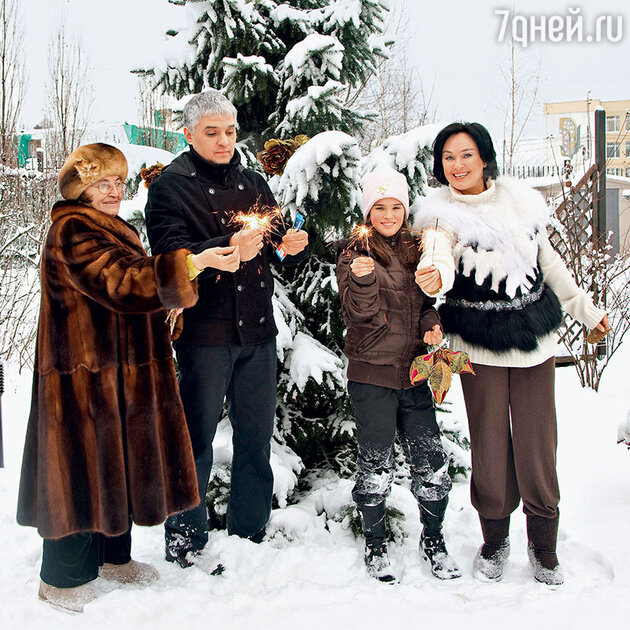 Лариса Гузеева с семьей Лариса Гузеева с семьей