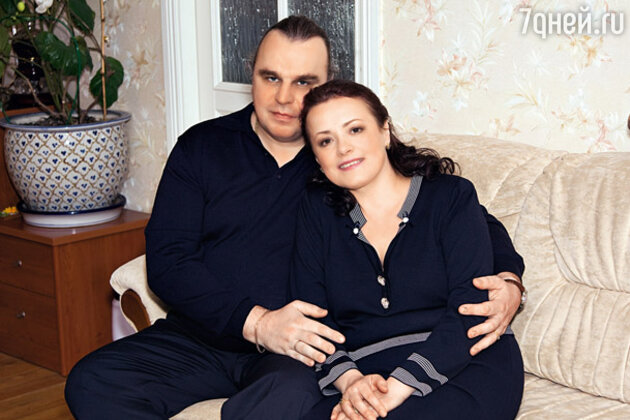 Елена и Павел у себя дома в московской квартире. Май 2010 г. Елена и Павел у себя дома в московской квартире. Май 2010 г.
