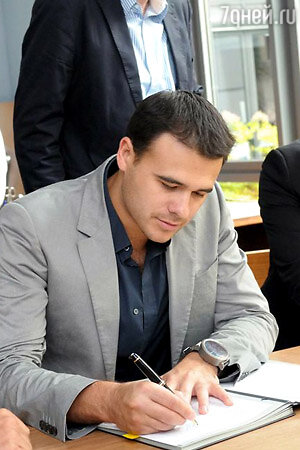 Эмин Агаларов подписал пятилетний контракт с одним из крупнейших звукозаписывающих лейблов Европы — «EMIMusicGermany» Эмин Агаларов подписал пятилетний контракт с одним из крупнейших звукозаписывающих лейблов Европы — «EMIMusicGermany»