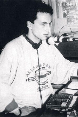 Карьеру ведущего Дмитрий начинал на «Радио Модерн». 1993 г. Карьеру ведущего Дмитрий начинал на «Радио Модерн». 1993 г.